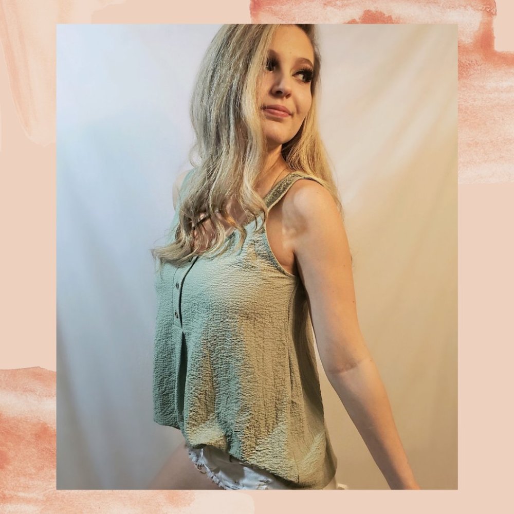 💚 Summer light Sage green Tank Top. Medium. I would say oversized and flowy! 💚